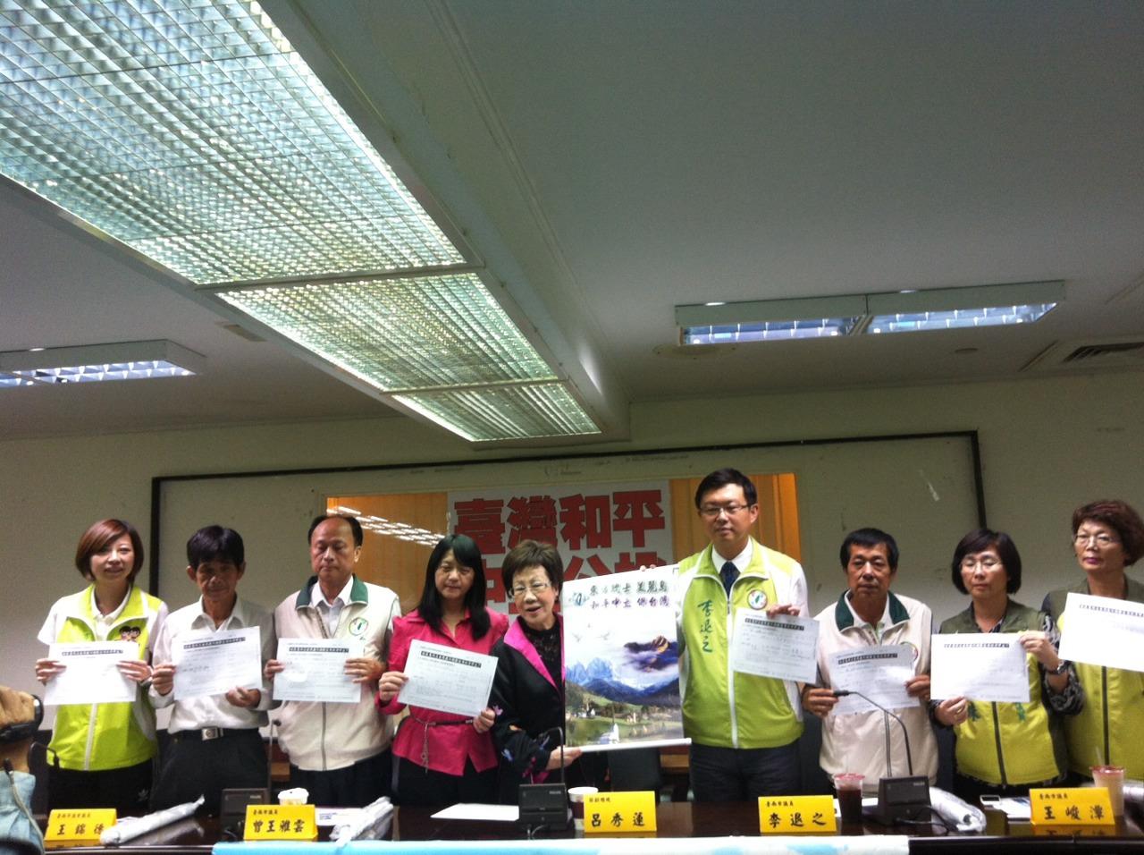 為了推動台灣和平中立公投，呂秀蓮勤跑基層，希望早日達成提案所需的9萬5千份連署！今(17)日下午到台南市議會拜會民進黨團，黨團多位議員都出席表達支持。（圖／呂秀蓮臉書）