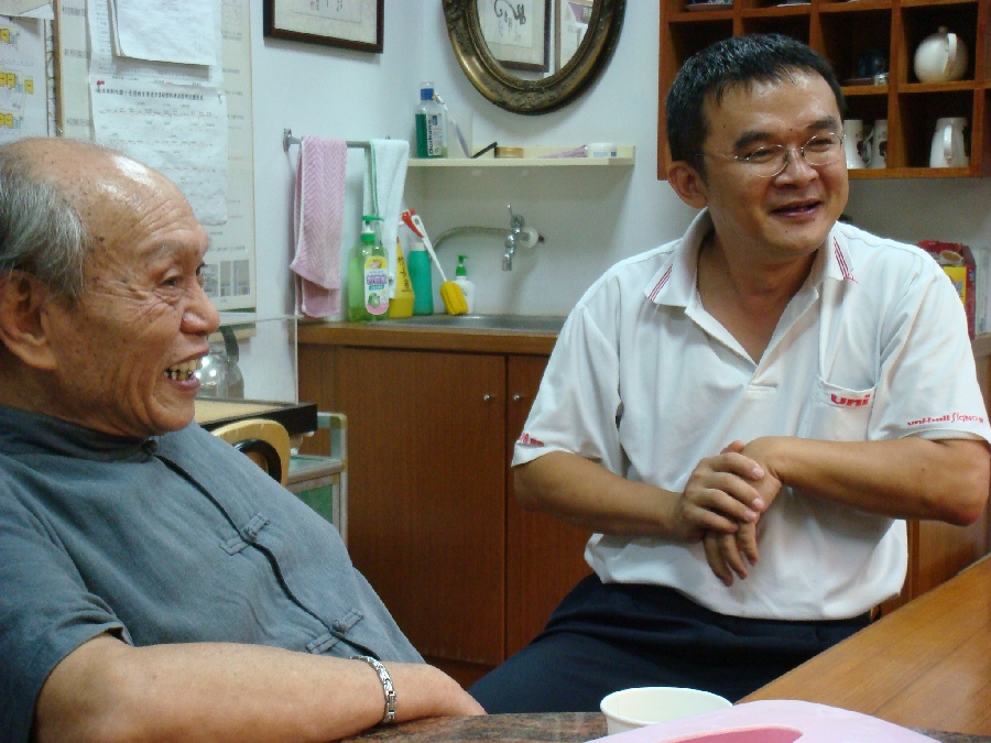 「楊逵文學紀念館」的幕後功臣，新化文史工作者康文榮（右）與楊逵次子楊建（左）。（照片由楊翠提供）