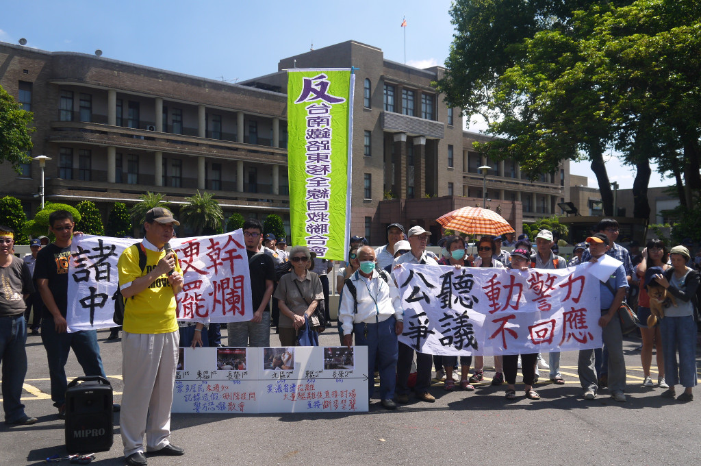 反南鐵東移全線自救會北上行政院門口抗議。　圖／鍾孟軒