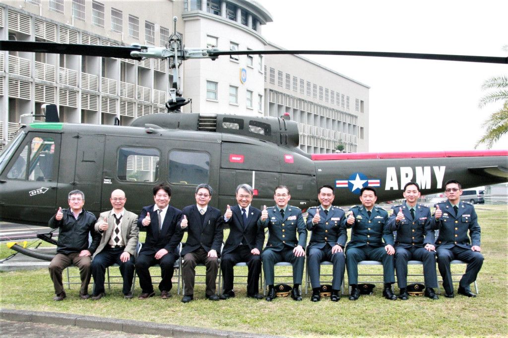 義守大學在校長陳振遠（左五）帶隊下，與陸軍航空基地勤務廠締結策略聯盟，將於臺南歸仁營區設教學點。