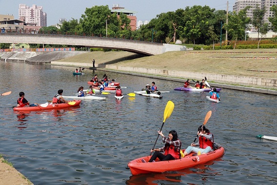 台中旱溪整治之「康橋」，已成為「輕艇」靜水訓練水域，但因缺乏體能丶盥洗丶艇庫等相關設備，市府將另於石岡土牛窪地設訓練基地，正式比賽則另覓地興建200X100公尺之標準場地。（中市新聞局提供）