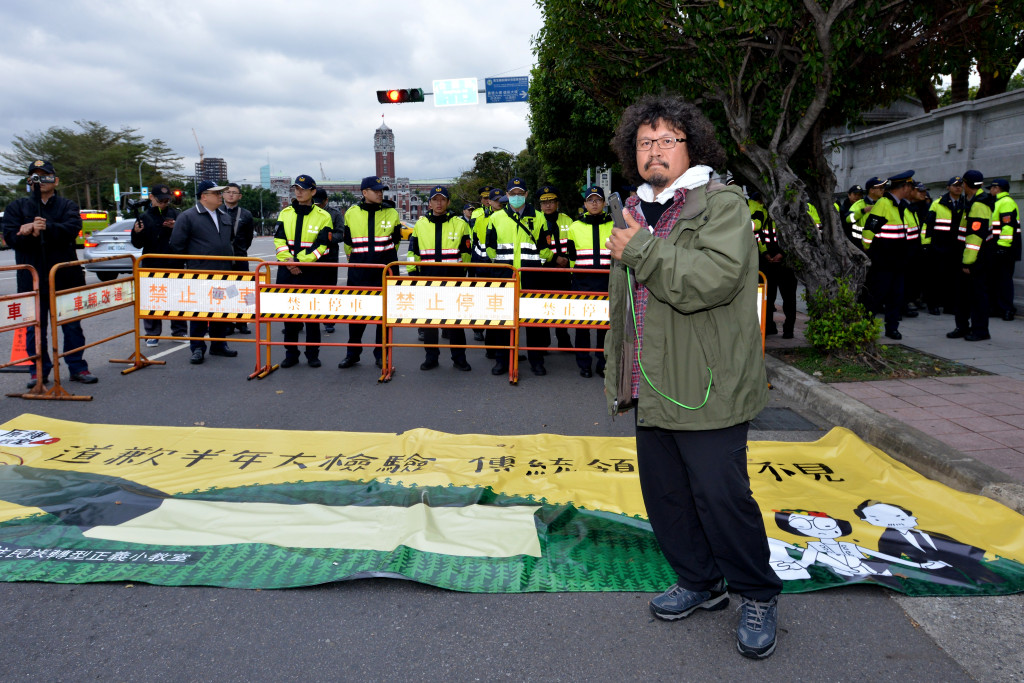 原住民團體在凱道上集結數日，抗議日前行政院公佈的傳統領域劃設辦法版本只限於公有地，私有地部分，仍不尊重原住民部落的知情同意權。圖／郭文宏，民報資料照