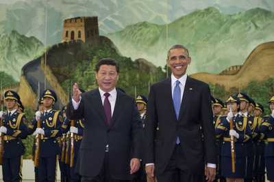 亞投行由中國國家主席習近平(圖左)主導,國際經濟體系一向由美國主導(圖右美國總統歐巴馬),美國沒有要做出加入亞投行的決定。(中央社資料照片)