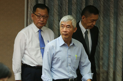 民進黨立委鄭寶清6日痛批桃園機場2008年到現在出包65次，2日淹更是國恥，交通部長賀陳旦（中）表示，的確管理鬆散，並允諾會在3個月內檢討交通部所屬事業人事。圖為桃園機場公司董事長林鵬良（後左）與桃機公司總經理費鴻鈞（後右）也應邀備詢。（中央社）