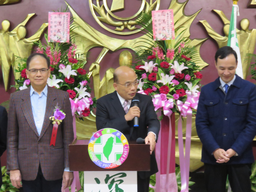 民進黨新北市議會黨團25日上午舉行新舊任黨團幹部交接典禮，市長朱立倫與前行政院長游錫堃、蘇貞昌同台。朱在現場和「前縣長」蘇貞昌互動熱絡，但和「前對手」游錫堃相對互動較少。朱立倫除了在議長致詞空檔與蘇貞昌頻頻咬耳朵外，致詞時也開玩笑說，現在要尊稱蘇貞昌「蘇巧慧立委的爸爸」較恰當。（記者唐詩攝影）