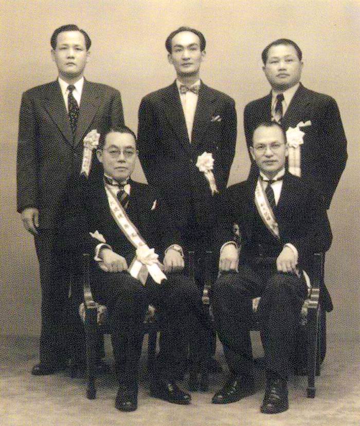 1956年台灣共和國臨時政府成立，前排左為大統領廖文毅。（李筱峰提供）