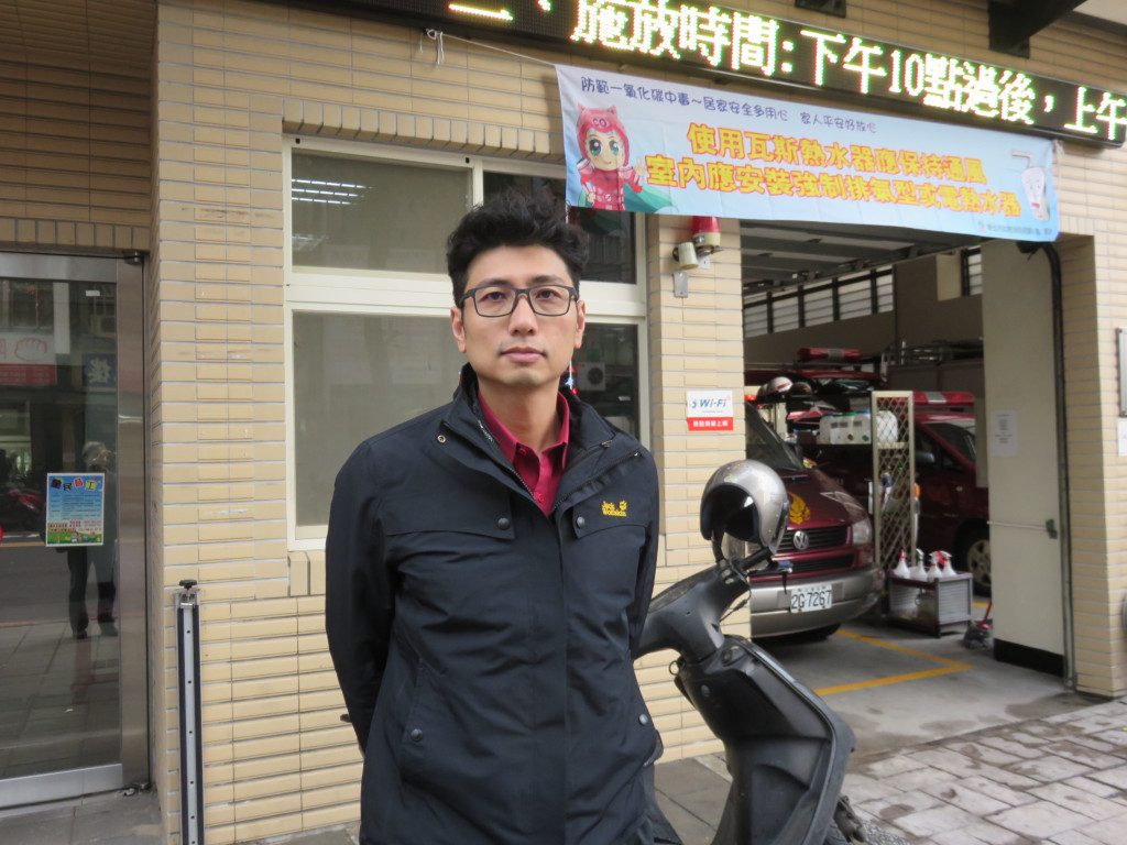 新北市消防局第一大隊板橋分隊小隊長，今年40歲的陳建富在消防隊服務已逾14年，但仍是一臉年輕帥氣模樣。從擔任消防員以來，他幾乎都是在隊上過年（除夕），今年也不例外。圖／唐詩