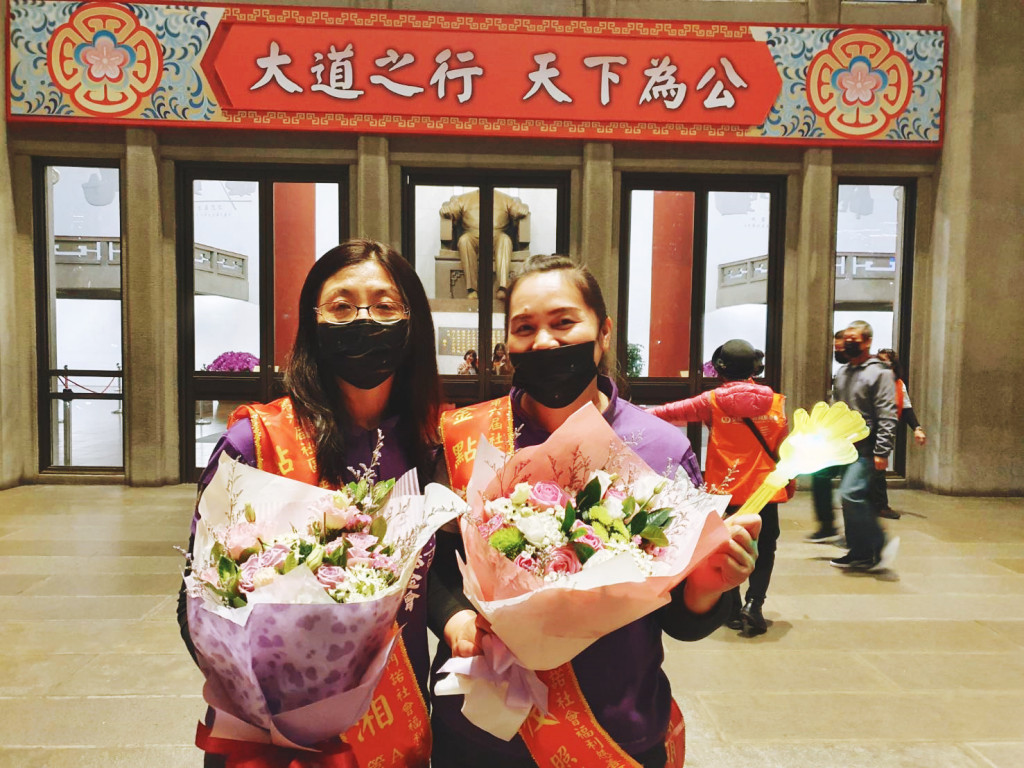 門諾基金會居服員黃桂枝（右）與蕭鈺湘（左）日前到台北參與金點獎頒獎典禮，接受表揚她們在偏鄉的付出的成果。圖／門諾基金會 