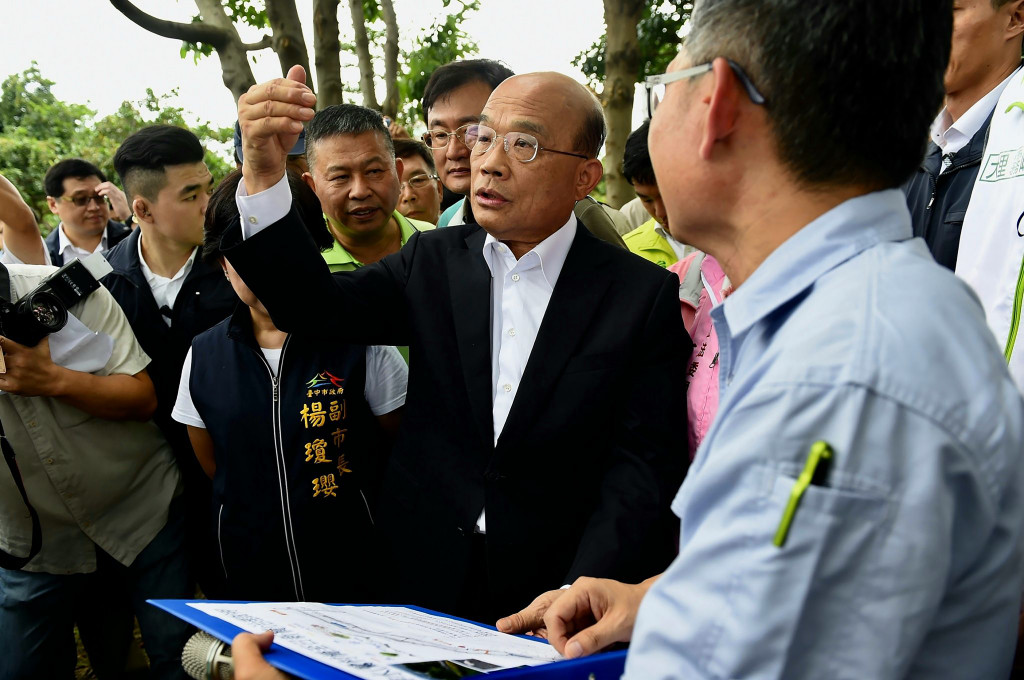 行政院長蘇貞昌表示，中央要錢給錢，要人給人，高市府衛生局長都說防疫經費是夠的，「所以有錢、有人，缺的就是沒有心」。圖／行政院