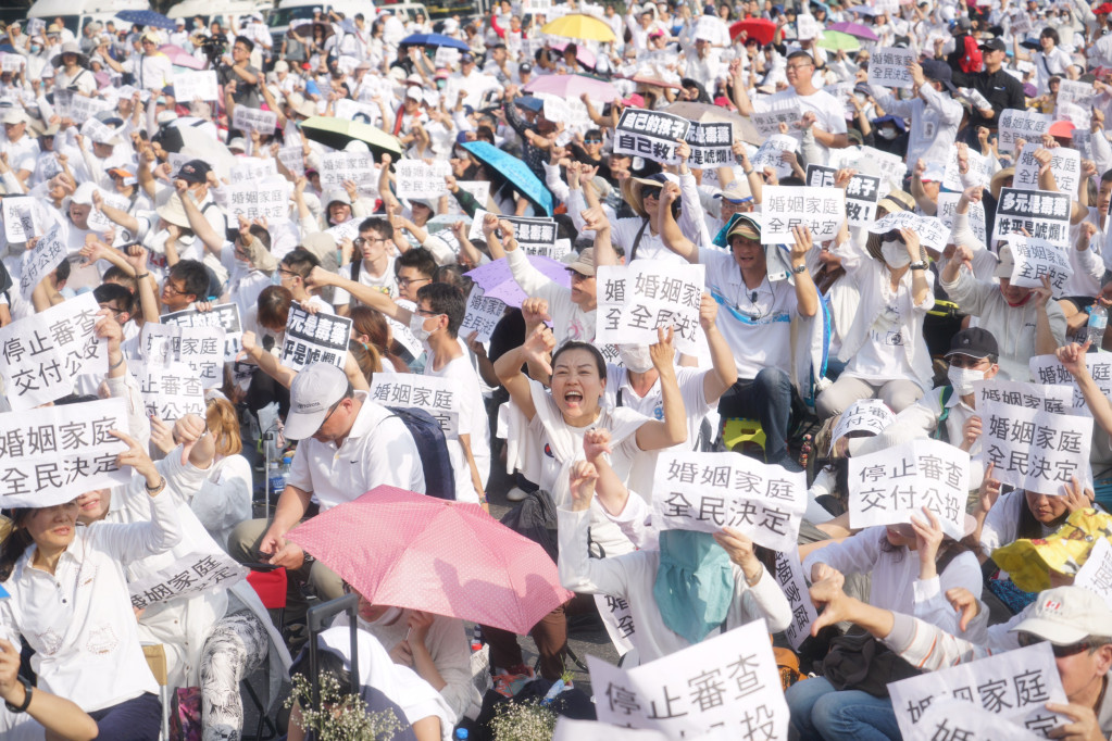 反同婚團體從立法院走到凱道總統府前集結，要蔡英文出來面對，並高喊「蔡英文下台！」「尤美女下台！」「法案無效」等口號。圖／張良一