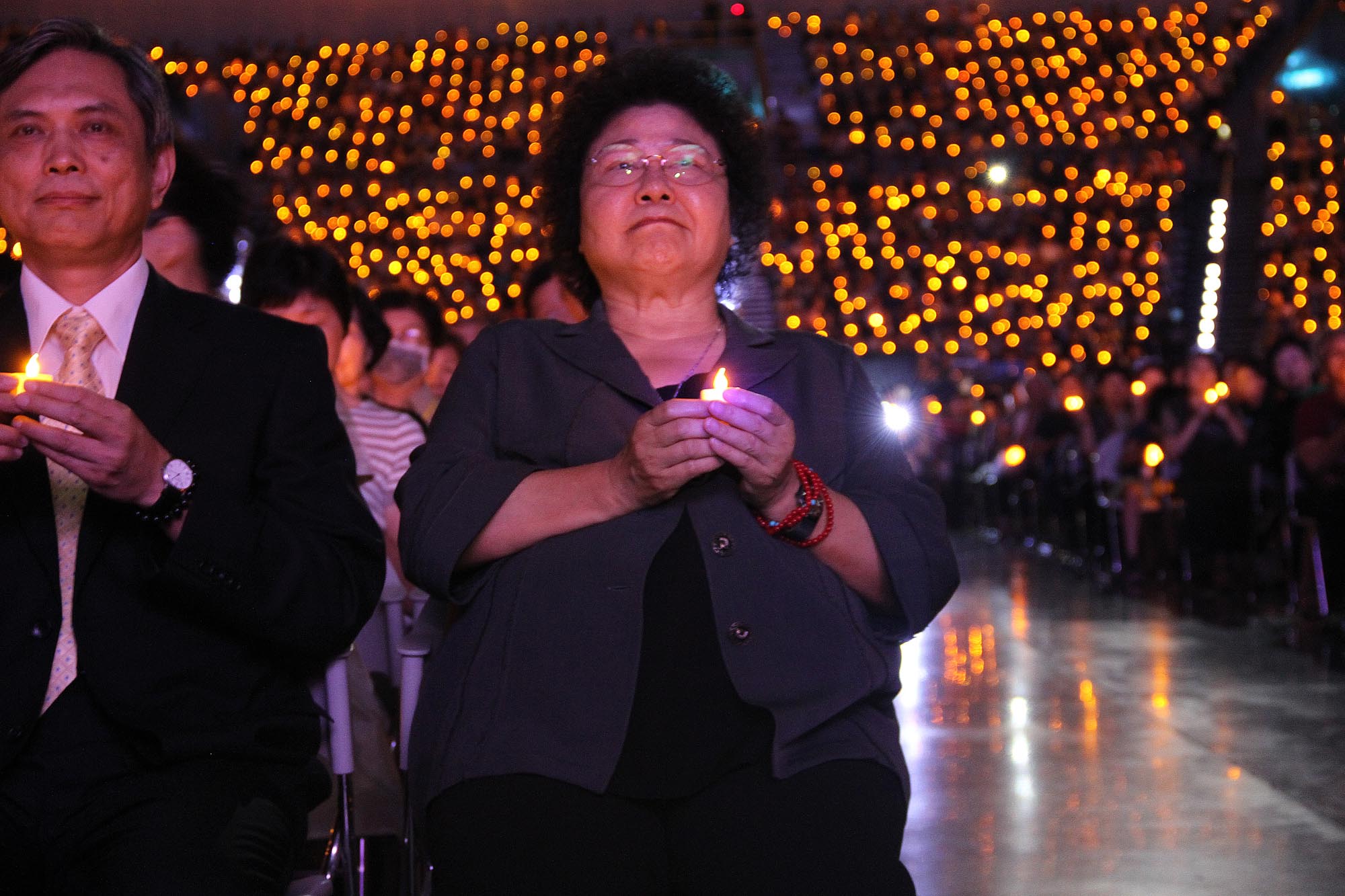高雄市長陳菊今日出席福智佛教基金會「慈悲月 映人間」祈福音樂會，祈願氣爆罹難者離苦得樂、傷者早日康復、家屬平復悲傷。（高雄市政府）