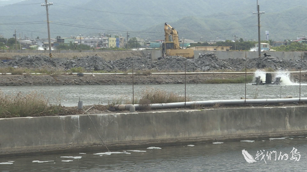 屏東縣枋寮鄉新龍村在今年初當地一位養殖戶的魚苗大批死亡，居民懷疑與周邊兩塊魚塭的回填有關。圖／公視《我們的島》