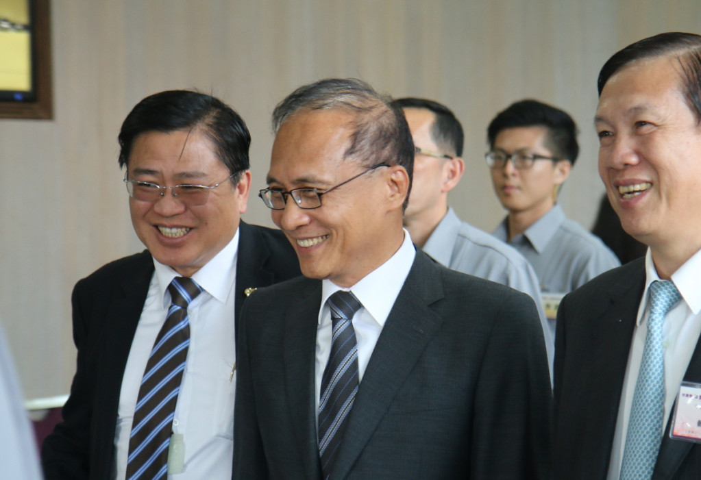 行政院長林全（中）為財政部提減稅又收回一事做解釋，他強調是為改革稅制而來。右一為商總理事長賴正鎰。圖／何豪毅攝