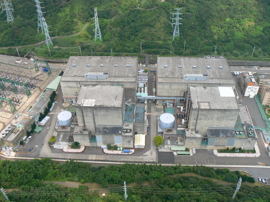 位於新北市石門的台電核一廠一、二號機即將於2018、2019年除役，但傳出此處可能作為核廢料儲存場，行政院院長張善政表示，在最終儲存尚未定案前，只能先現地儲存。（圖片來源：台電公司）