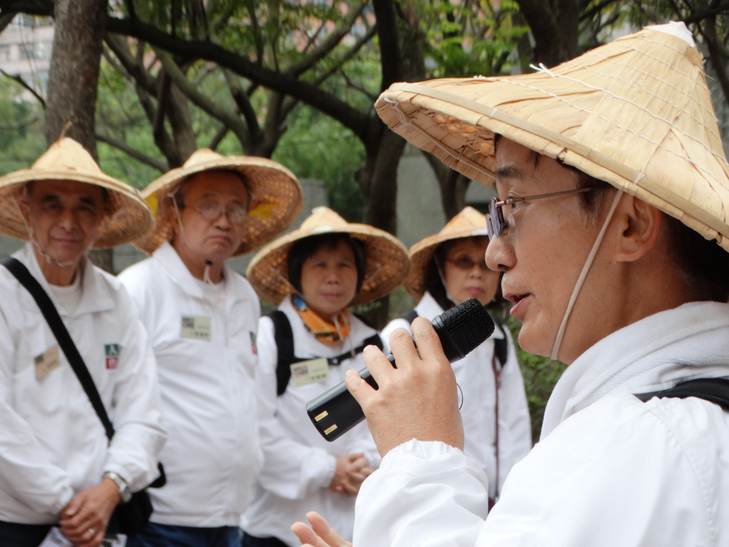 本文作者李筱峰教授看到劉明新(圖右)老師放棄十八％的消息，他說一點都不訝異，只是又一次的感動，就如同以往在社運的行列上感受到劉老師的堅持與熱情時一樣。圖／邱萬興