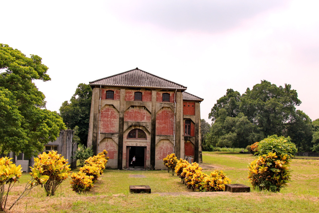 國定古蹟台南水道（山上水源地）的送水加壓室為百年紅磚建築，也是古蹟地標。（照片/南市交通局提供）