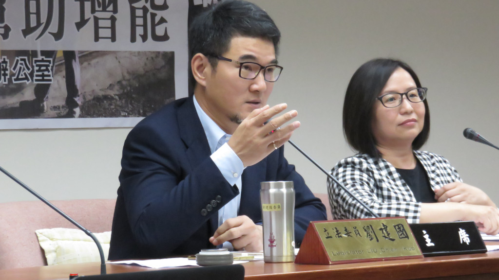 立法委員劉建國與李麗芬今（10）日於立法院舉辦「關懷高風險家庭」公聽會。圖／程士華