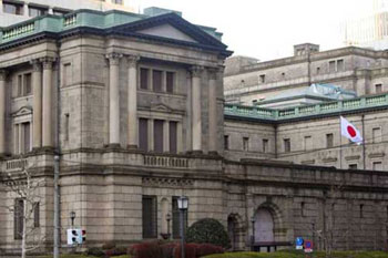 日本央行（日銀）今日讓全球分析師眼鏡掉滿地，意外維持利率不變，不但使日股暴跌，原本已經回軟的日圓也應聲飆升，讓不少準備換日圓的民眾大感失望。（圖為日銀外觀，網路圖片）