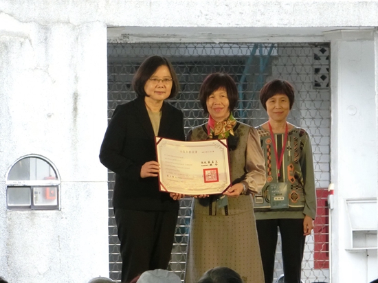 蔡英文到景美人權園區參加世界人權日運動,頒發回復名譽證書和捐贈文物感謝狀給政治受難者以及其家屬。圖/李書璇