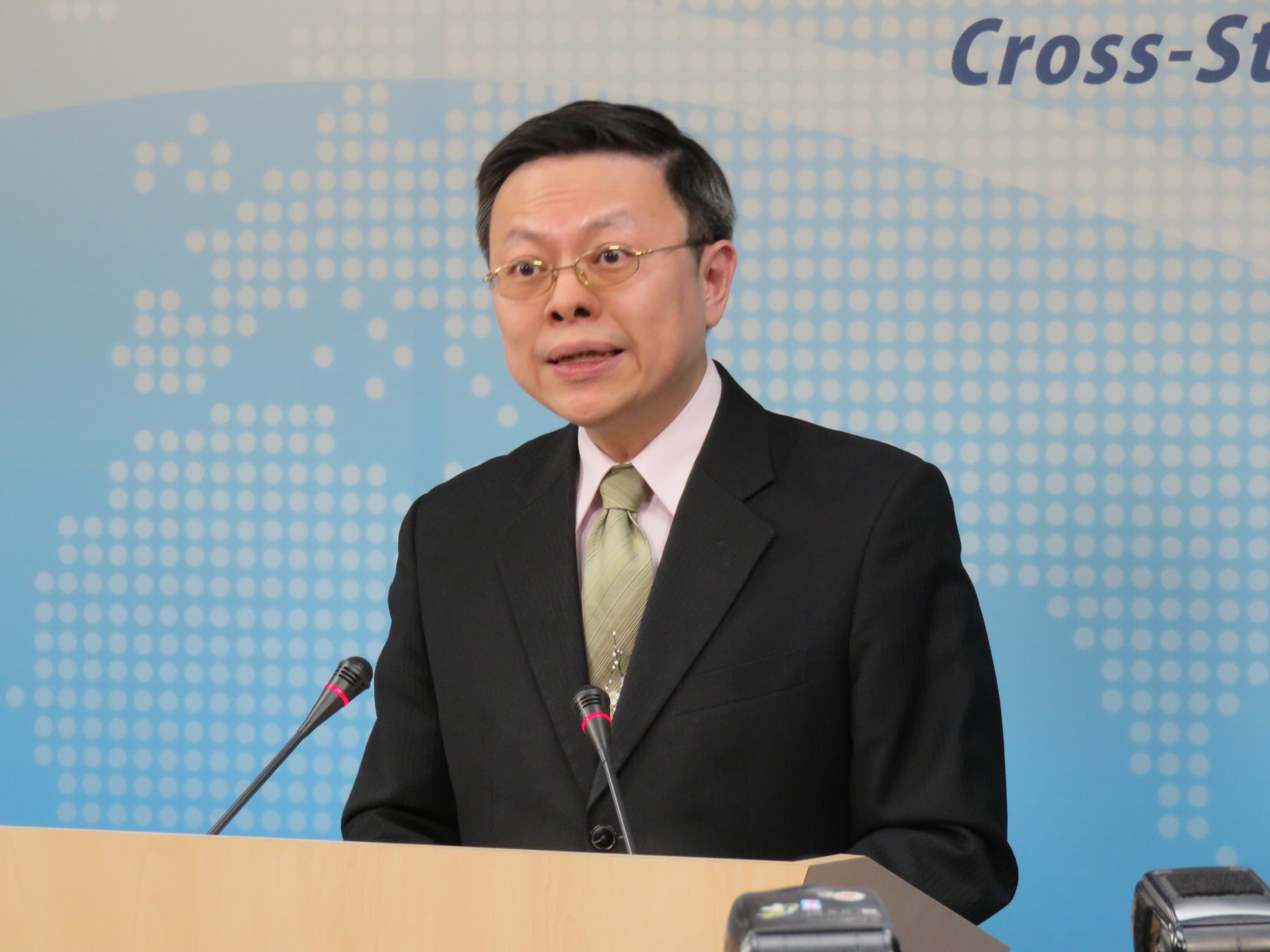 張顯耀案北檢不起訴，陸委會主委王郁琦今（10）日召開記者會宣佈請辭，他指出北檢不起訴讓他非常失望、無奈，並指檢方認定張有洩密但事證不足未「違法」。(記者唐詩攝影)20150210