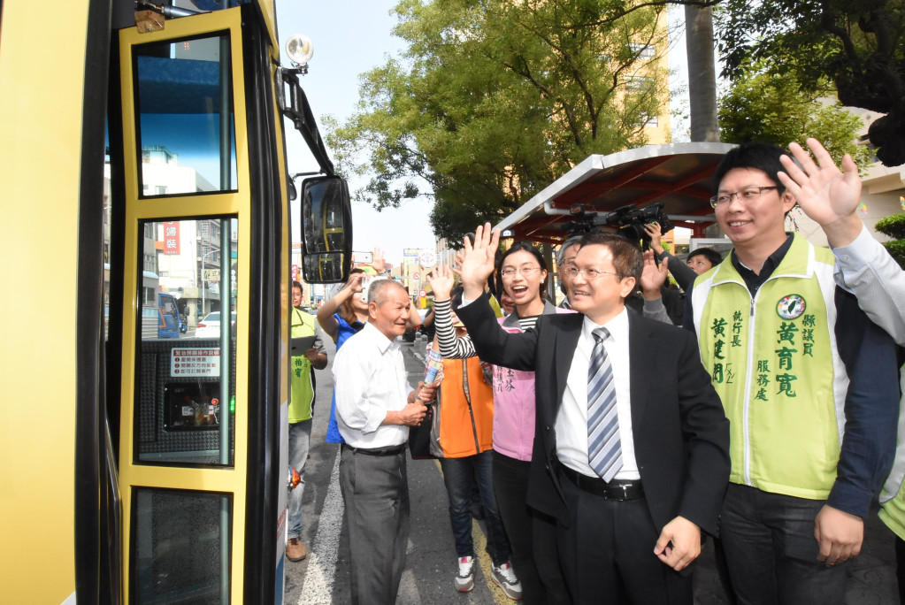 魏化縣長魏明谷迎接智慧型候車揭牌後的第一班公車。圖／彰化縣政府