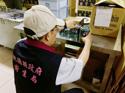 衛生福利部食品藥物管理署證實，「張國周強胃散」主成分使用不合格的碳酸氫鈉，遭桃園市衛生局要求下架。圖為衛生局人員前往封存張國周強胃散。（桃園市衛生局提供／中央社資料照片）