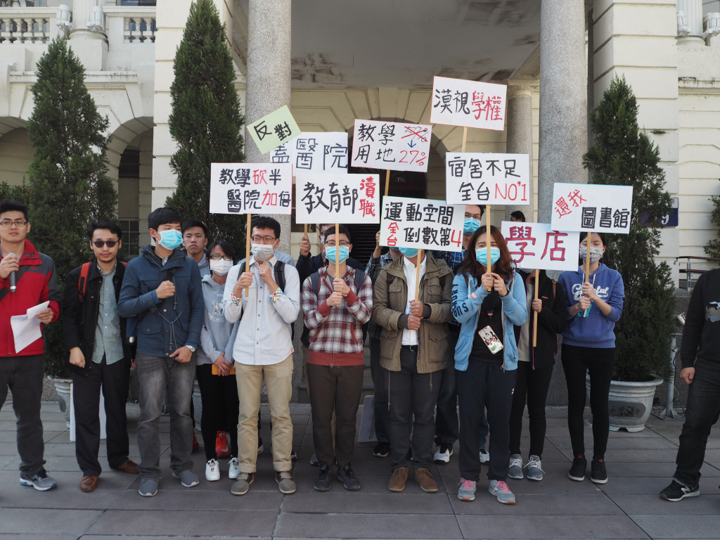 中國醫藥大學學生代表至市府都發局陳情抗議學校改購地計畫，影響學生權益。（圖片：吳清河攝）