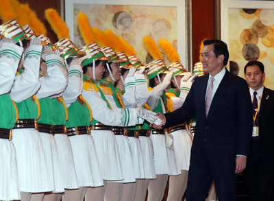 總統馬英九率團出訪中美洲友邦，過境美國休士頓時參加僑胞晚宴，當地北一女畢業華僑組成的儀隊列隊歡迎。（中央社）20160314