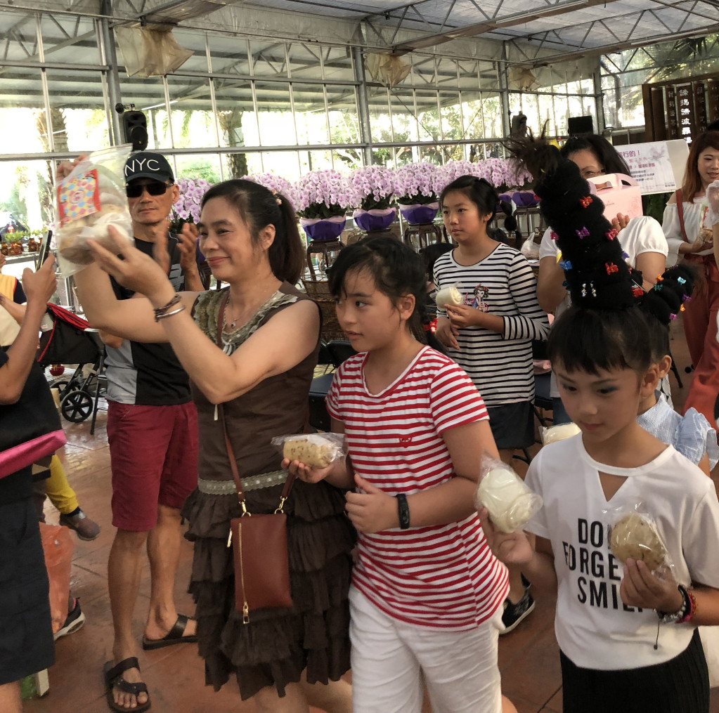 台灣陽光婦女協會在台中市幫助單親家庭十餘年，因正值母親節前夕，協會為了讓服務的單親媽媽或阿嬤們，能夠有一個難忘的母親節，特別與魏瑞蓉藝術館的主人魏瑞蓉老師共同辦理了這一場別開生面的走秀活動，與其單親媽媽的生命歷程分享，當天共有單親家庭15組、36人在美麗的潭子觀光蘭園中進行。（圖／陽光婦女協會） 