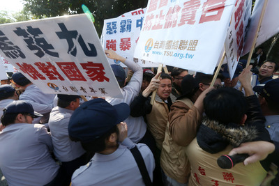 台聯青年軍十多人今天齊聚忠烈祠外，向馬總統丟鞋與雞蛋，抗議M503航線，並與警方發生推擠。（中央社）20150329