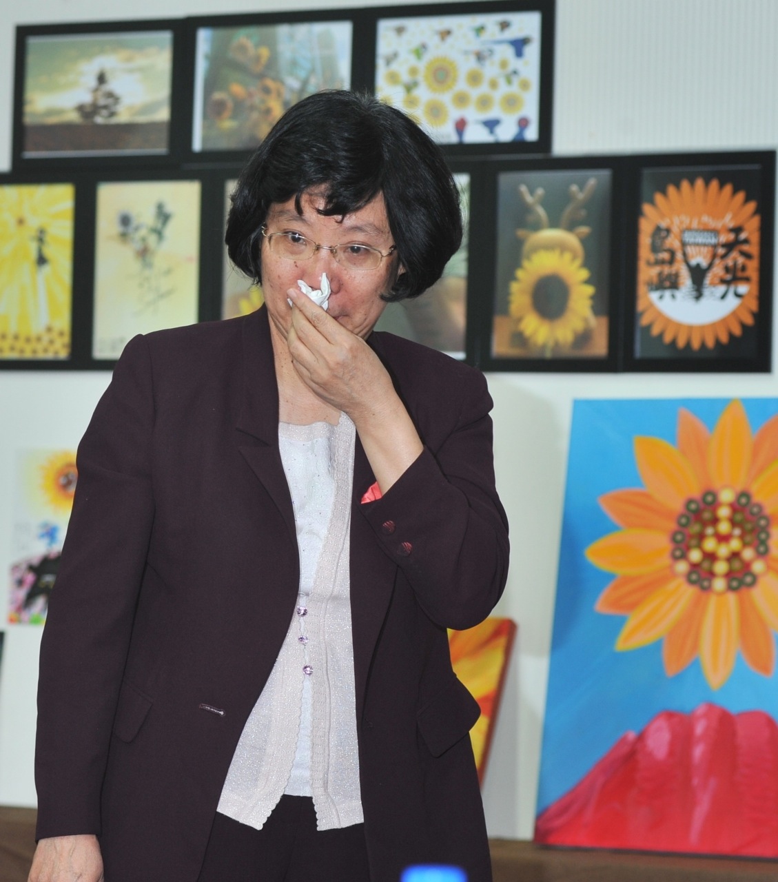 台大經濟系鄭秀玲主任談起最近因服貿問題的發言,被馬政府冠以「誤國」罪名,說到委屈處,不禁哽咽起來(攝影:記者陳文蔚)