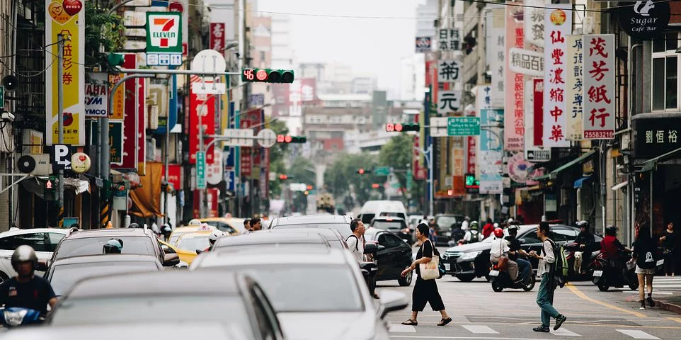 疫情緊繃，還是有民眾不守居家隔離及檢疫規定，到處趴趴走造成防疫漏洞。北市府不手軟，再度開罰8人。圖/擷取自Pixabay