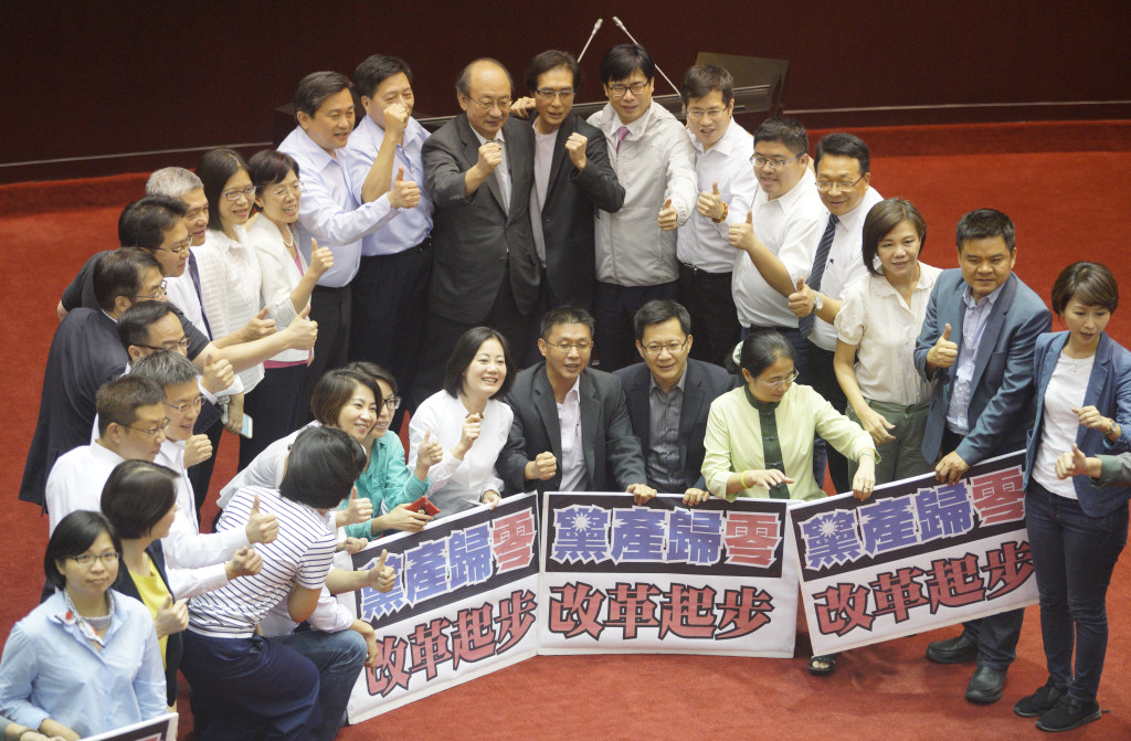 「政黨及其附隨組織不當取得財產處理條例」，民進黨立委立刻歡呼慶祝。親民黨團也發表聲明表示肯定。圖／張良一