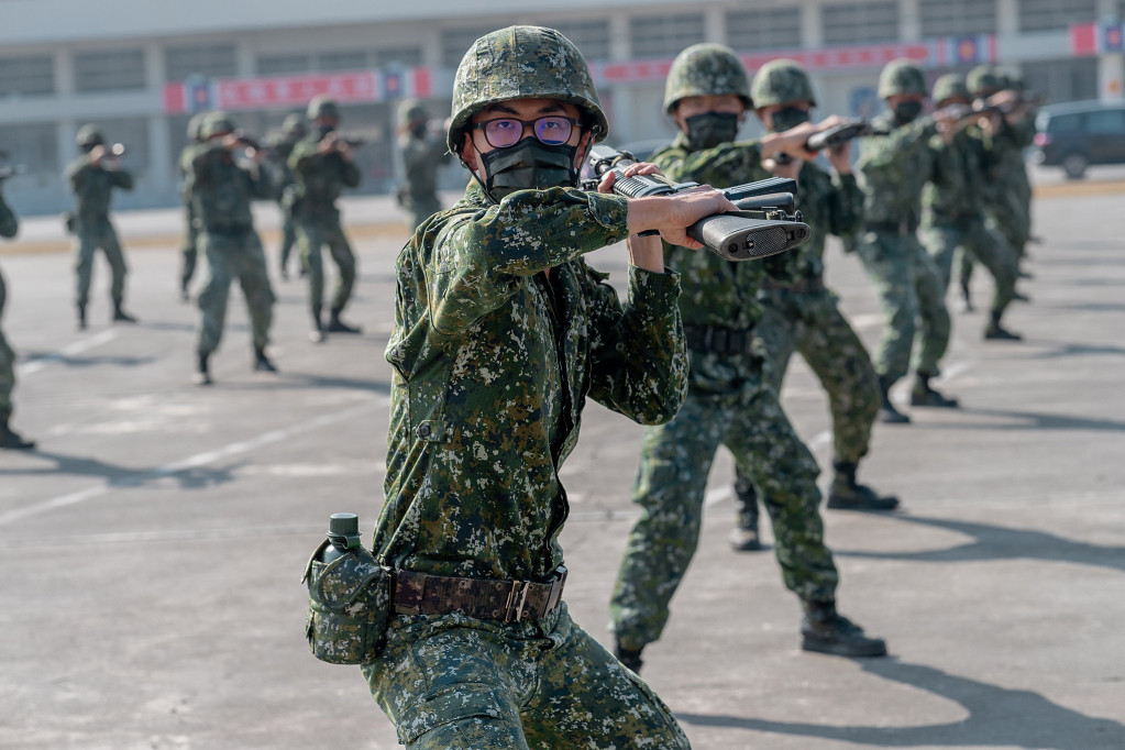 美國國防部拒絕證實媒體報導的美軍目前在台灣秘密訓練台灣軍隊的消息。五角大廈發言人約翰·薩波（John Supple）說：「......我們對台灣的支持以及與台灣的防務關係，與中華人民共和國目前構成的威脅保持吻合。」示意圖／2021.02.04 蔡英文總統視察陸軍裝甲第564旅操練，擷自總統府flickr