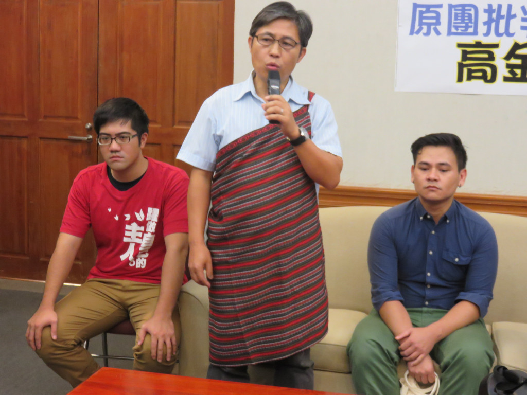 台灣原住民族部落行動聯盟秘書長歐蜜・偉浪（中）說，中國的統戰手法越來越細膩，不僅利用宗教系統發展觀光交流，一條龍的剝奪原住民工作，還在原住民的傳統領域大肆搜購，蠶食鯨吞台灣原住民的土地。（林冠妙攝）