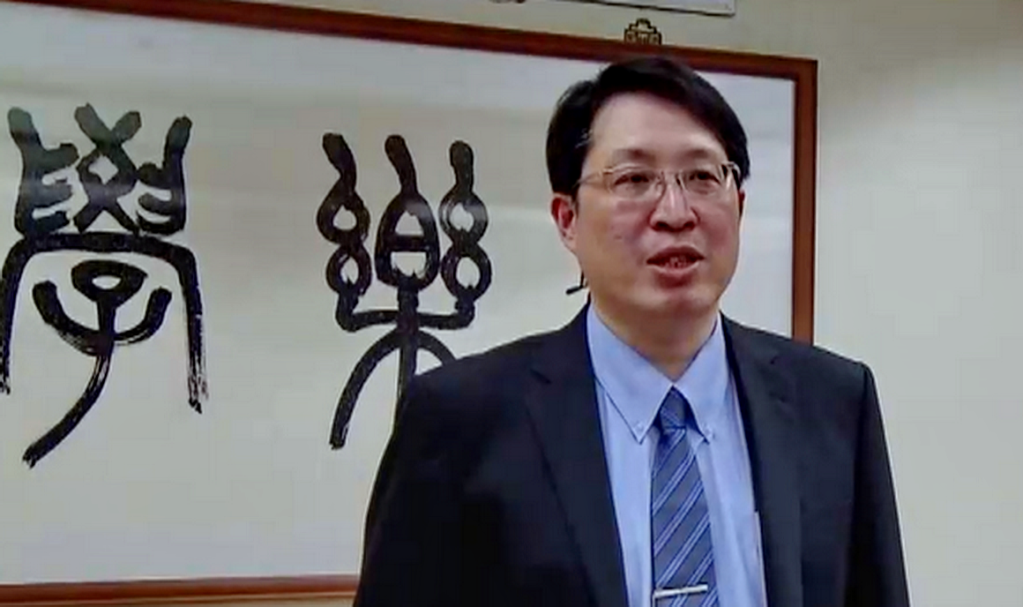 高醫大主任秘書陳正生說，兩人都是醫學院高材生，校方今上午八點半將在勵學大樓召開記者會對外說明(記者陳俊廷攝)