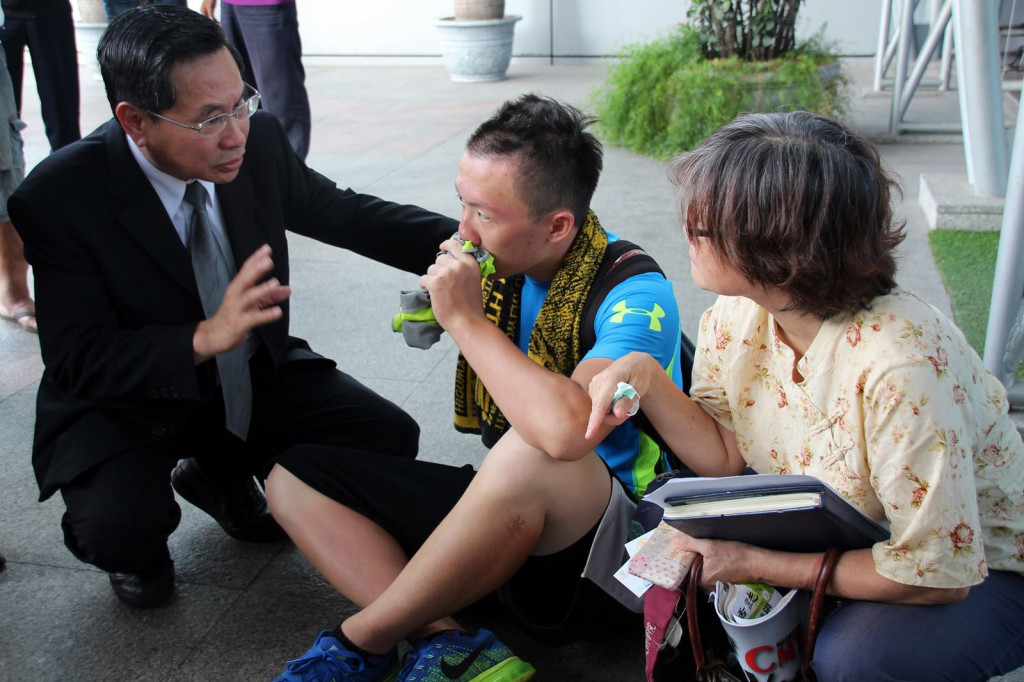 徒步環島反黑箱課綱學生今天（29日）下午抵達嘉義市，嘉義市長涂醒哲加油打氣。（嘉義市政府提供）