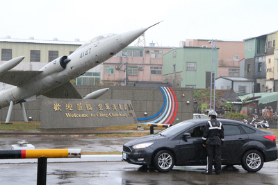 台中清泉崗空軍基地全面毒品篩檢複驗結果，有8人仍舊呈現陽性反應，沒想到檢驗還沒告一段落，竟然連假期間又在營區發現兩包毒品，令人傻眼。（中央社資料照）