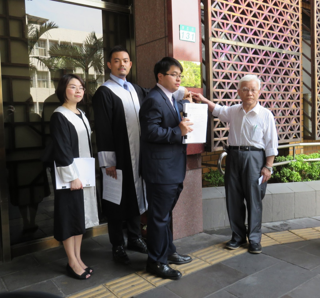 馬英九即將於520卸任，永社律師團、台教會及北社等團體，26日前往北檢及特偵組，告發馬英九涉犯三大罪，同時聲請限制出境、進行必要的證據保全。（圖由永社提供）