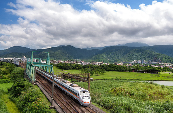 冬山車站正是因應高架化而改建的車站，遠遠觀之，整座車站像是被一層層的瓜棚覆蓋著，加上近處水田映出的倒影，這是冬山河經典風光。