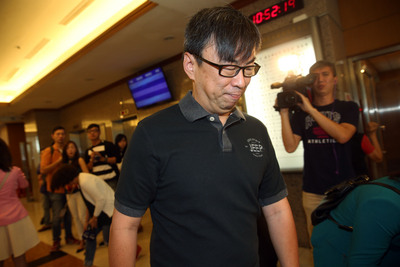 民進黨立委段宜康（前）「鄙視選民」言論引發軒然大波，29日在立法院出面道歉。圖／中央社