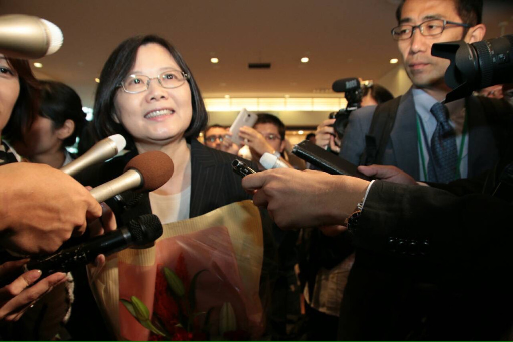 民進黨主席暨總統參選人蔡英文今天抵達日本，展開為期四天的訪問，日、法等媒體大陣仗採訪搶拍，閃光燈此起彼落，我旅日台僑及留學生也在機場拉起布條歡迎蔡英文。（朱蒲青攝）