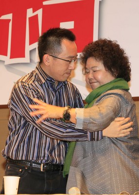 前總統陳水扁兒子陳致中（左）13日在高雄市長陳菊（右）陪同下出席記者會，陳致中會中宣布退出民進黨高雄市第9選舉區立委初選。陳菊並上前擁抱陳致中肯定他所做出的決定。（中央社）2015年3月13日