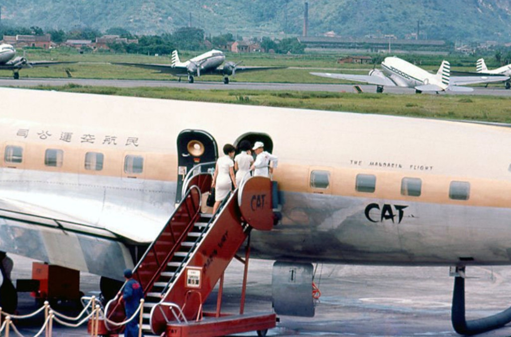 1936年，台灣民航空運公司正式成立，首航由台北到東京，機票價格是110塊台幣，當時，公務員薪水每個月是20塊台幣。圖為1966年一架停靠在台北松山機場的民航空運公司班機。示意圖／擷自維基百科，公有領域