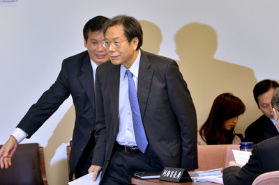 新任衛生福利部長蔣丙煌(前)23日首度到立法院衛環委員會備詢,卻立刻遭立委質疑當業者門神,甚至直指過去主管食安政務績效,認為最該下台就是他。(中央社)