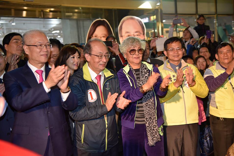 立院民進黨團總召、新竹市立委候選人柯建銘,在國民黨與友黨夾殺下,在小英與柯P數度力挺,終於拿下這席立委席次。(照片來源:柯建銘臉書)