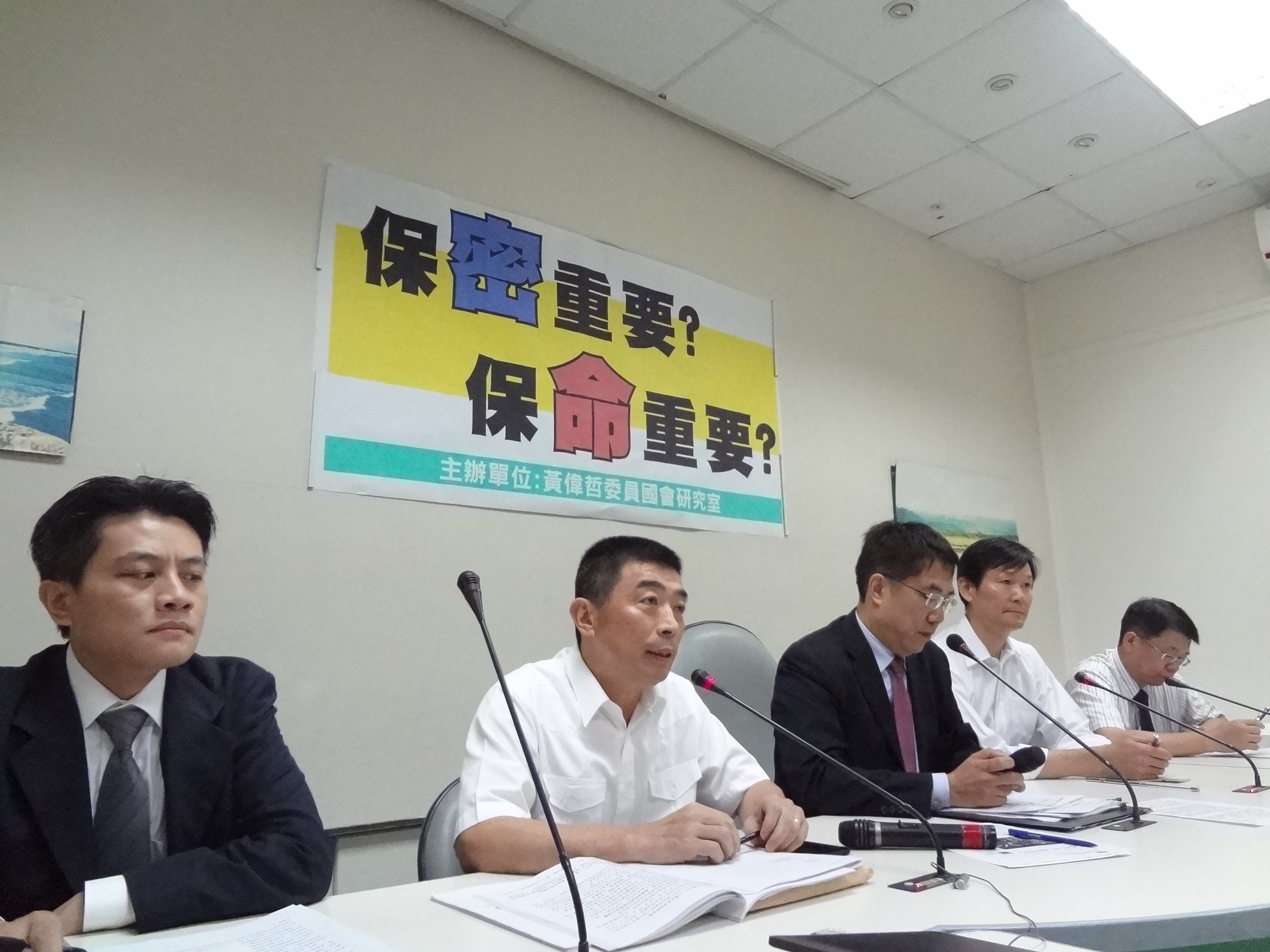 民進黨籍立委黃偉哲今天（14日）表示，災難救助、緊急避難時，沒有空間等法院核准，現行通保法應加以檢討。（劉明堂攝）