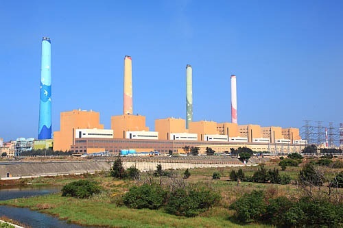 台中火力發電廠規模全世界第一，因此「榮獲」赴美參加「城市清潔空氣夥伴」活動，分享防制空汙減碳之道。市府已訂有4年減燒4成生媒自治條例草案，送市議會審議中。(圖片摘自網路)
