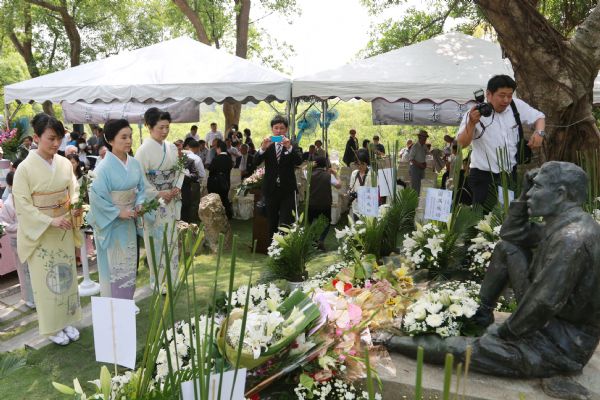 台日兩國民眾依序向八田與一技師獻花。(圖/南市府)