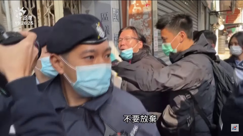 2021.1.14，香港警方逮捕議員黃國桐律師（中）。圖／擷自公視新聞影片